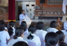 Putri Koster Dorong Kader Posyandu Bali Perkuat Layanan 6 SPM di Denpasar Putri Koster saat memberikan arahan kepada kader Posyandu dalam kegiatan Membina dan Berbagi di Denpasar.