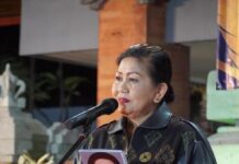 Putri Koster Memukau Saat Bawakan Puisi Sumpah Kumbakarna Putri Suastini Koster membacakan puisi Sumpah Kumbakarna di Gedung Puri Seni Sasana Budaya Singaraja.