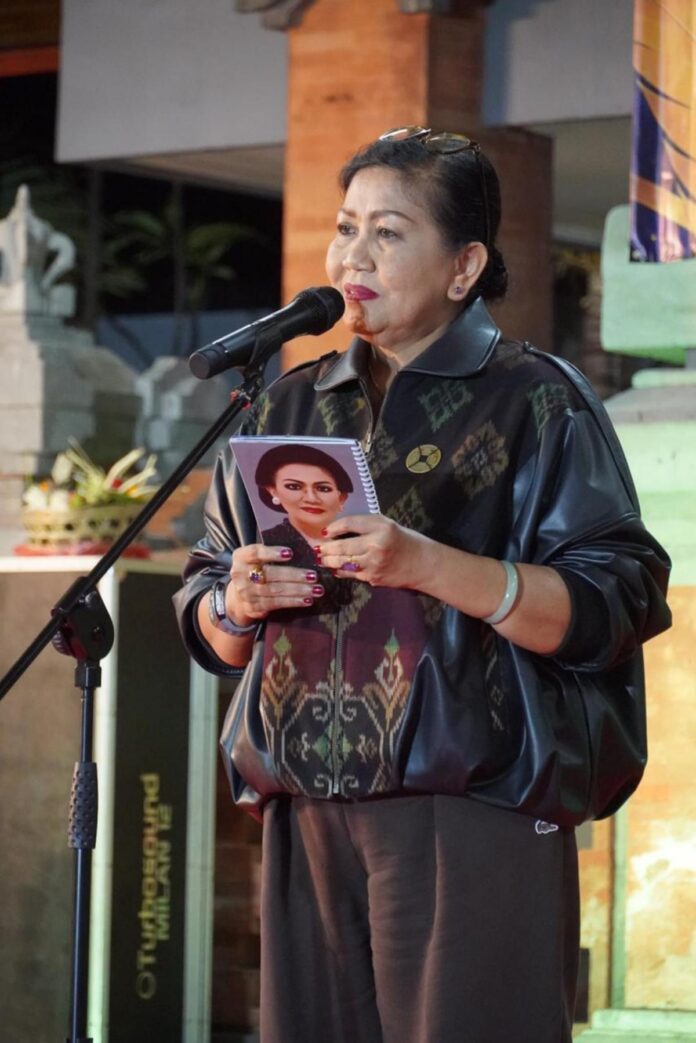 Putri Suastini Koster membacakan puisi Sumpah Kumbakarna di Gedung Puri Seni Sasana Budaya Singaraja.