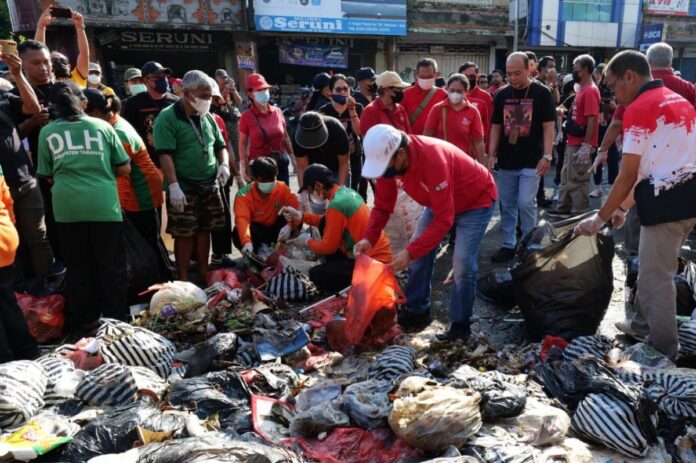 Ratusan ASN Pemkab Tabanan membersihkan tumpukan sampah di kawasan Kota Tabanan dalam aksi Resik Sampah Ngayah Ring Pertiwi.