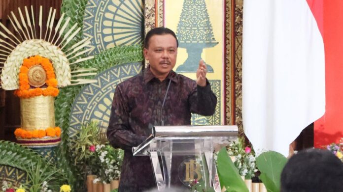 Sekda Bali Dewa Made Indra membacakan sambutan Gubernur Bali saat pengukuhan Kepala Perwakilan BI Bali di Denpasar
