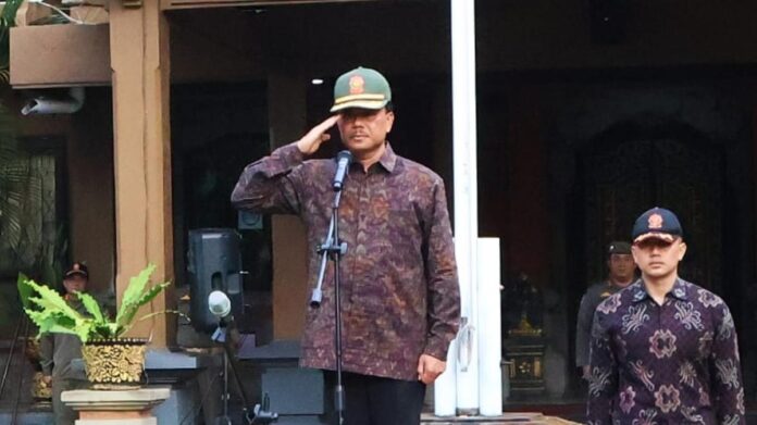 Sekda Bali Dewa Made Indra memimpin Upacara HUT ke-76 Satpol PP dan HUT ke-64 Satlinmas di Denpasar.