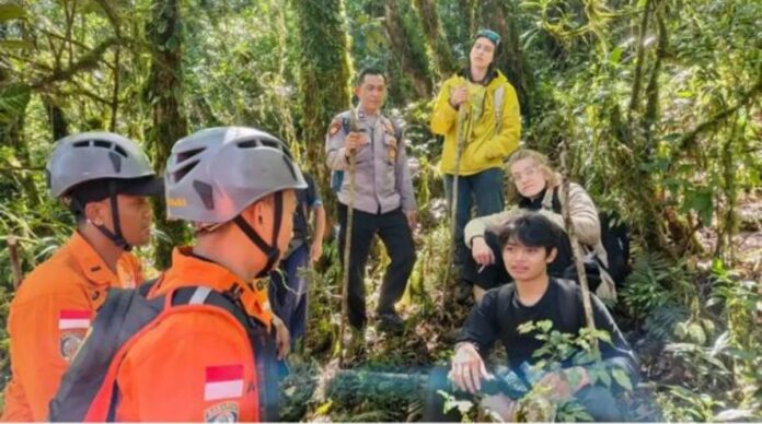 Tim SAR gabungan mengevakuasi tiga pendaki yang tersesat di Gunung Batukaru