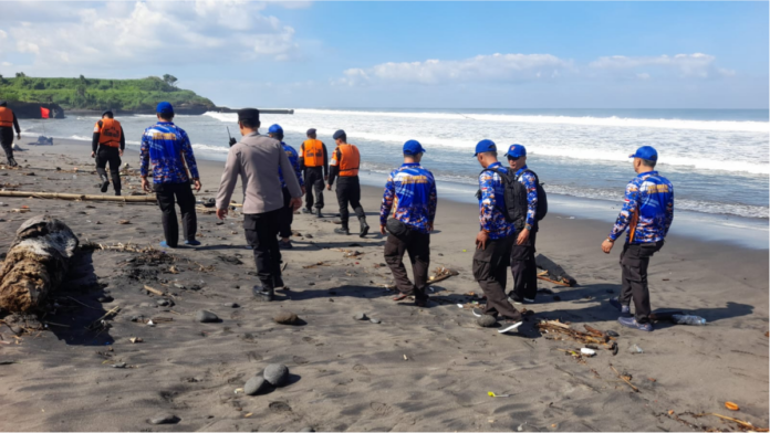 Tim gabungan melakukan pencarian I Komang Sastra yang terseret arus laut di Pantai Yeh Gangga, Tabanan, pada hari keempat operasi pencarian.