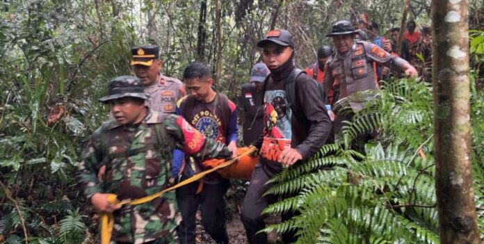 Tim gabungan mengevakuasi jenazah pendaki lansia dari jurang di Gunung Batukaru.