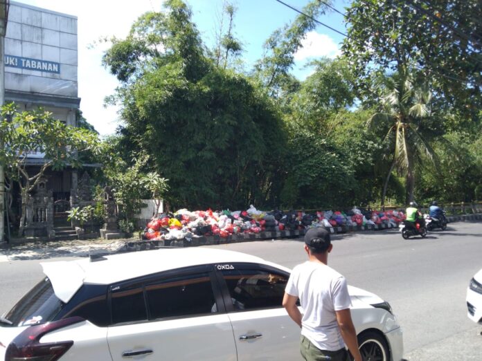 Tumpukan sampah menggunung di salah satu ruas jalan utama Kota Tabanan akibat belum dipilah masyarakat.