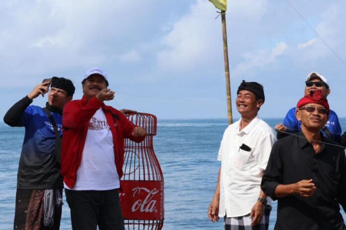 Wabup Tabanan I Made Dirga menghadiri TBNG Kite Festival II di Pantai Pangkung Tibah