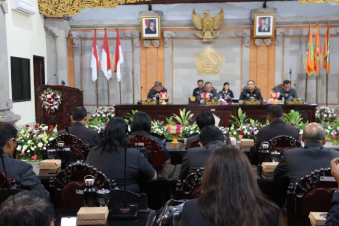 Wakil Bupati Tabanan I Made Dirga menghadiri rapat paripurna DPRD Tabanan terkait rekomendasi LKPJ Tahun Anggaran 2025