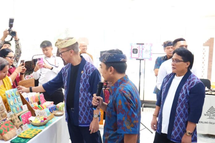 Wakil Gubernur Bali I Nyoman Giri Prasta bersama Menteri Perindustrian RI Agus Gumiwang Kartasasmita saat meresmikan BPIFK di Kuta, Badung