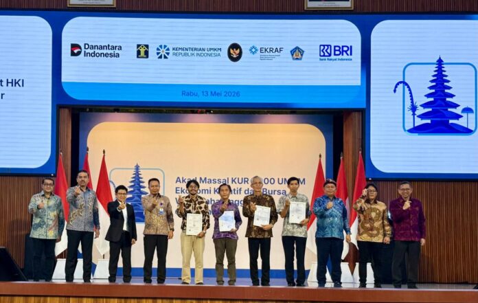 Wakil Gubernur Bali I Nyoman Giri Prasta menghadiri Akad Massal 1.000 UMKM Ekonomi Kreatif dan Bursa Wirausaha Unggulan di Universitas Udayana