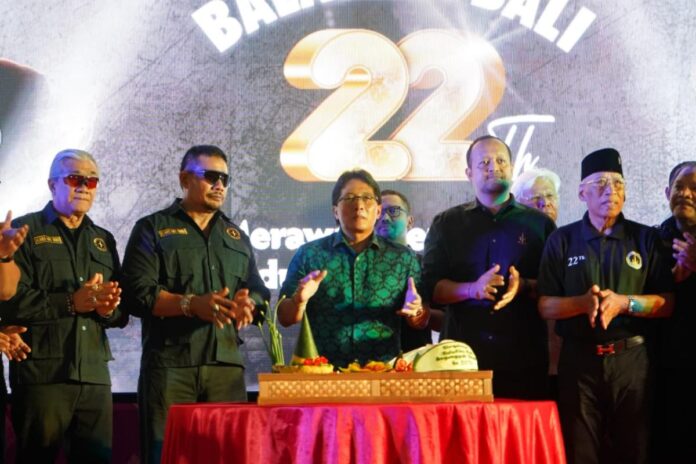 Wakil Gubernur Bali I Nyoman Giri Prasta menghadiri peringatan HUT ke-22 Baladika Bali di Pusat Latihan PSPS Bakti Negara Sading Badung.