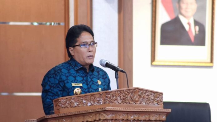 Wakil Gubernur Bali I Nyoman Giri Prasta saat menyampaikan pendapat akhir Gubernur Bali dalam Rapat Paripurna DPRD Bali