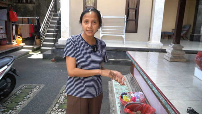 Warga Desa Dauh Peken Tabanan memilah sampah rumah tangga sebagai bagian gerakan pengelolaan sampah berbasis sumber