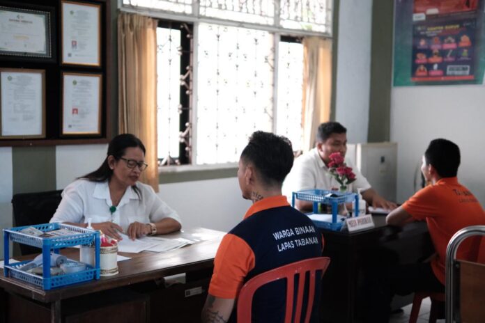 Warga binaan Lapas Tabanan mengikuti layanan konseling kesehatan mental bersama psikiater dan tim Fakultas Kedokteran Universitas Udayana