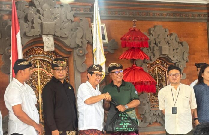 Bupati Adi Arnawa menyerahkan secara simbolik bantuan paket sembako dan daging kepada kerama Banjar Penyarikan.