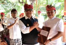 Bupati Sanjaya Lantik Dirut dan Dewas Perumda Sanjayaning Singasana, Targetkan Jadi Motor Ekonomi Tabanan Bupati Tabanan I Komang Gede Sanjaya melantik Direktur Utama dan Dewan Pengawas Independen Perumda Sanjayaning Singasana di Rumah Jabatan Bupati Tabanan