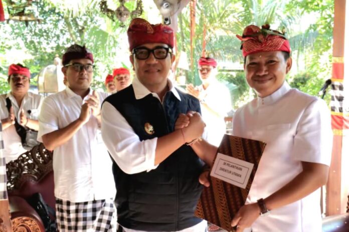 Bupati Tabanan I Komang Gede Sanjaya melantik Direktur Utama dan Dewan Pengawas Independen Perumda Sanjayaning Singasana di Rumah Jabatan Bupati Tabanan