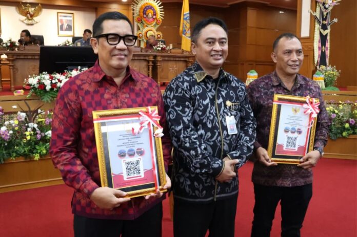 Ketua DPRD Tabanan I Nyoman Arnawa (kiri) Bersama Bupati Tabanan I Komang Gede Sanjaya saat menerima hasil pemeriksaan BPK RI atas Laporan Keuangan Pemerintah Daerah (LKPD) Tahun Anggaran 2025
