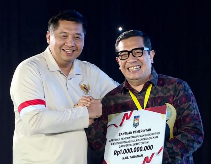 Bupati Tabanan I Komang Gede Sanjaya menerima penghargaan Kabupaten dengan Penanggulangan Kemiskinan dan Penurunan Stunting Terbaik III Tahun 2026 di Yogyakarta