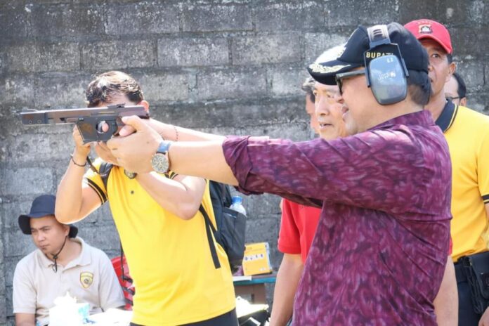 Bupati Tabanan I Komang Gede Sanjaya mengikuti lomba ketangkasan menembak Kapolres Tabanan Cup dalam rangka Hari Bhayangkara ke-80 di Lapangan Menembak Praja Rastra Gandewa, Penebel, Tabanan.