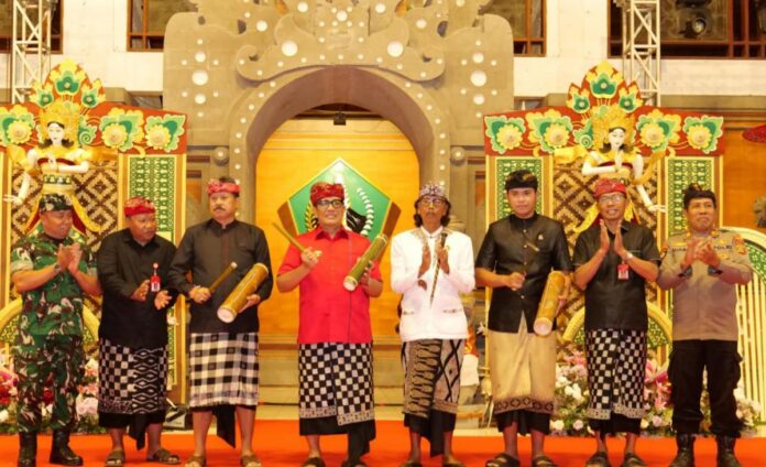 Bupati Tabanan I Komang Gede Sanjaya menutup FESTA II Tahun 2026 di Gedung Kesenian I Ketut Maria sebagai bentuk dukungan pelestarian seni dan budaya Bali