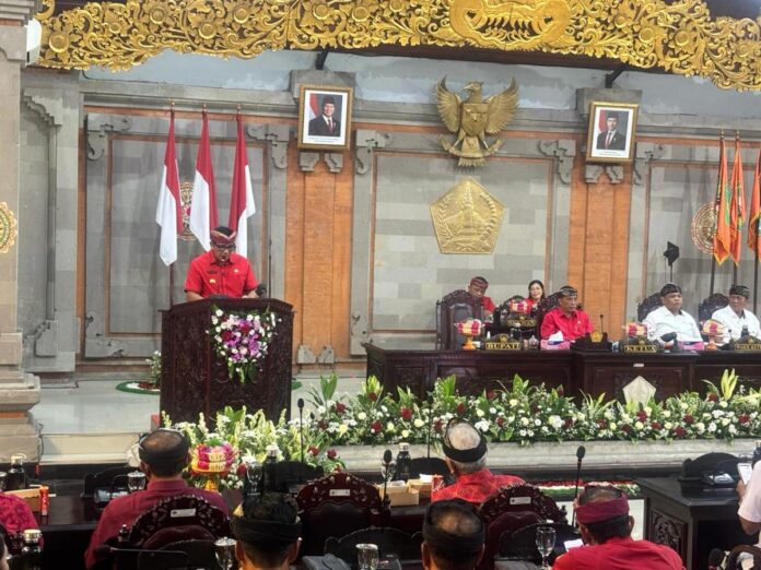 Bupati Tabanan I Komang Gede Sanjaya menyampaikan jawaban atas pemandangan umum fraksi DPRD dalam Rapat Paripurna DPRD Tabanan Tahun 2026.