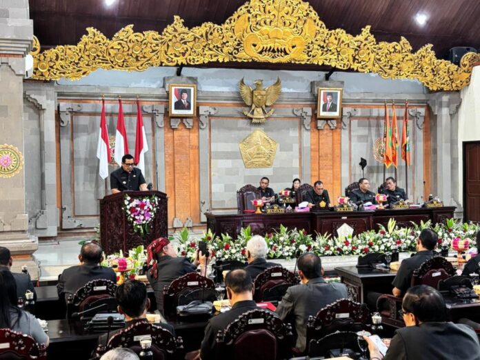 Bupati Tabanan I Komang Gede Sanjaya menyampaikan pidato pengantar empat Ranperda strategis dalam Rapat Paripurna DPRD Kabupaten Tabanan Tahun 2026