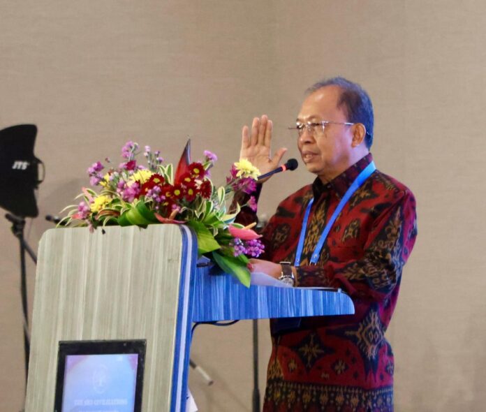 Gubernur Bali Wayan Koster membacakan sambutan Megawati Soekarnoputri pada pembukaan The 3rd World Civilizations Harmony Forum di Hotel Renaissance Bali Uluwatu, Badung.