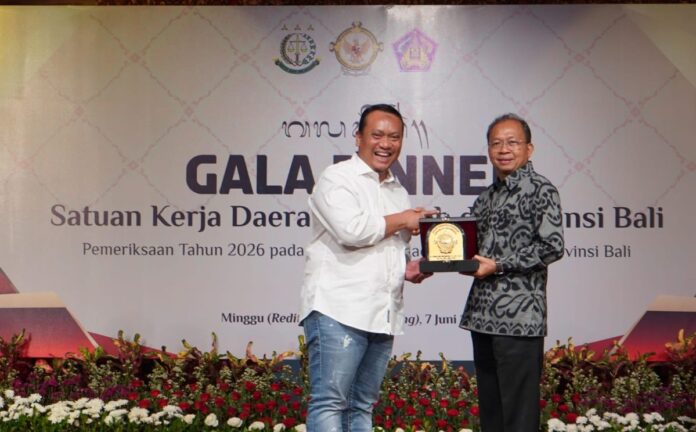 Gubernur Bali Wayan Koster bersama Pimpinan I BPK RI Nyoman Adhi Suryadnyana saat Gala Dinner Pemeriksaan Tahun 2026