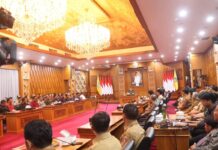 Koster Tegaskan Tak Ada Lagi Ego Sektoral, Seluruh Kabupaten dan Kota Harus Bangun Bali Bersama Gubernur Bali Wayan Koster memimpin rapat koordinasi bersama Bupati dan Wali Kota se-Bali di Jaya Sabha
