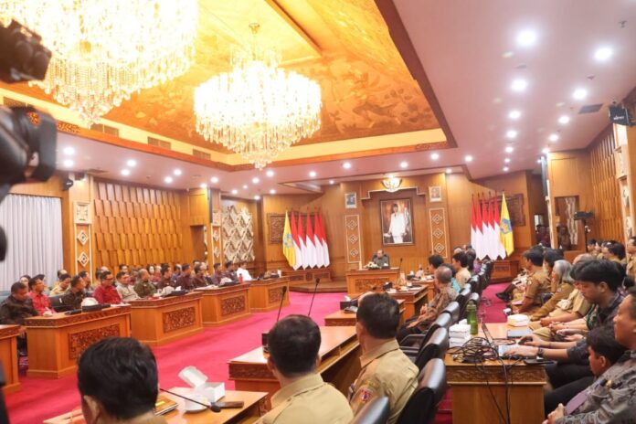 Gubernur Bali Wayan Koster memimpin rapat koordinasi bersama Bupati dan Wali Kota se-Bali di Jaya Sabha
