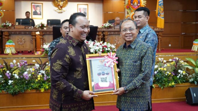 Gubernur Bali Wayan Koster menerima Laporan Hasil Pemeriksaan BPK RI
