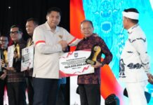 Gubernur Koster Raih Penghargaan Nasional, Bali Terbaik Penurunan Kemiskinan dan Stunting 2026 Gubernur Bali Wayan Koster menerima penghargaan Provinsi Terbaik Penanggulangan Kemiskinan dan Penurunan Stunting Tahun 2026 dari Kemendagri di Yogyakarta