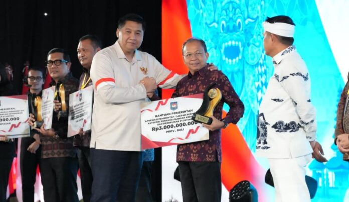 Gubernur Bali Wayan Koster menerima penghargaan Provinsi Terbaik Penanggulangan Kemiskinan dan Penurunan Stunting Tahun 2026 dari Kemendagri di Yogyakarta