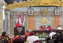 Fraksi PDIP DPRD Tabanan Setujui 4 Ranperda Strategis, Soroti Perumahan, Bencana dan Lingkungan Juru Bicara Fraksi PDIP DPRD Tabanan I Putu Eka Putra Nurcahayadi menyampaikan pemandangan umum terhadap empat Ranperda strategis dalam Rapat Paripurna DPRD Tabanan