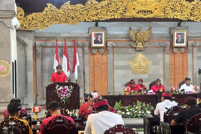 Juru Bicara Fraksi PDIP DPRD Tabanan I Putu Eka Putra Nurcahayadi menyampaikan pemandangan umum terhadap empat Ranperda strategis dalam Rapat Paripurna DPRD Tabanan