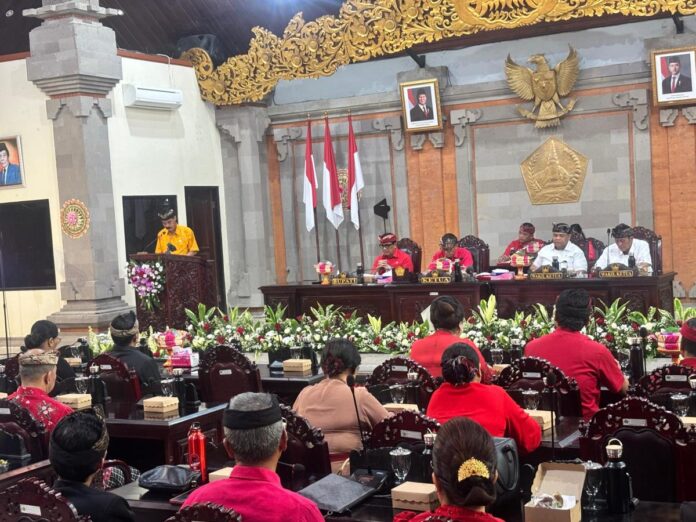 Juru Bicara Fraksi Partai Golkar DPRD Tabanan I Ketut Budi Adnyana menyampaikan pemandangan umum fraksi terkait empat Ranperda strategis dalam rapat paripurna DPRD