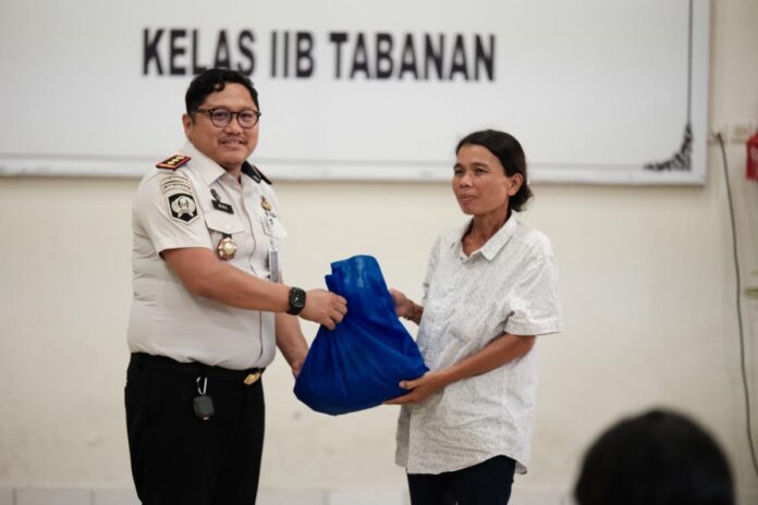Kepala Lapas Tabanan menyerahkan paket sembako kepada keluarga warga binaan sebagai bentuk dukungan sosial dan penguatan proses pembinaan