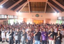 Bawaslu Tabanan Jemput Pemilih Pemula, Demokrasi Masuk Sekolah Ketua Bawaslu Tabanan I Ketut Narta memberikan edukasi demokrasi kepada siswa SMP Negeri 1 Penebel dalam program Klompencapir Pemilu dan Demokrasi Tahun 2026