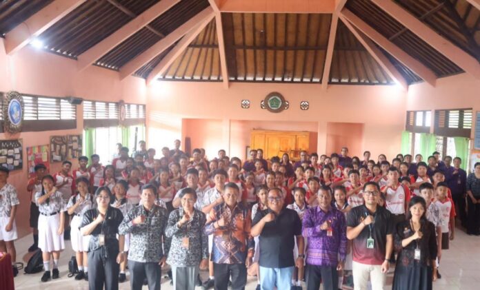 Ketua Bawaslu Tabanan I Ketut Narta memberikan edukasi demokrasi kepada siswa SMP Negeri 1 Penebel dalam program Klompencapir Pemilu dan Demokrasi Tahun 2026