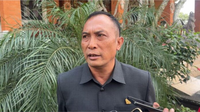 Ketua DPRD Tabanan I Nyoman Arnawa memberikan keterangan terkait pentingnya pemilahan sampah dari rumah tangga sebagai solusi pengelolaan sampah berkelanjutan di Kabupaten Tabanan