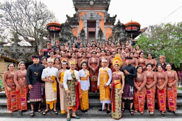 Ketua Dekranasda Tabanan Ny Rai Wahyuni Sanjaya menyaksikan penampilan Busana Adat Tabanan pada Utsawa PKB XLVIII Tahun 2026 di Gedung Ksirarnawa Denpasar