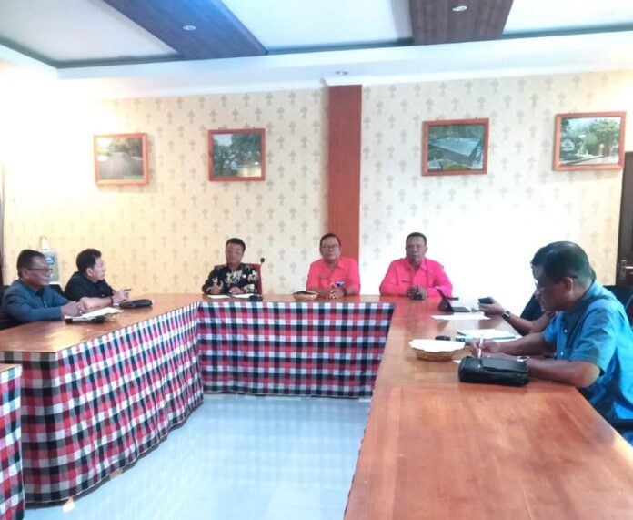 Komisi I DPRD Klungkung melakukan kunjungan kerja ke Diskominfo Tabanan untuk mempelajari penataan tiang dan kabel provider telekomunikasi.
