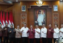 Bali Tutup Era Open Dumping, Koster dan Menteri LH Deklarasikan 100 Persen Pilah Sampah Menteri Lingkungan Hidup RI Mohammad Jumhur Hidayat bersama Gubernur Bali Wayan Koster memimpin deklarasi Gerakan Bali 100 Persen Memilah Sampah