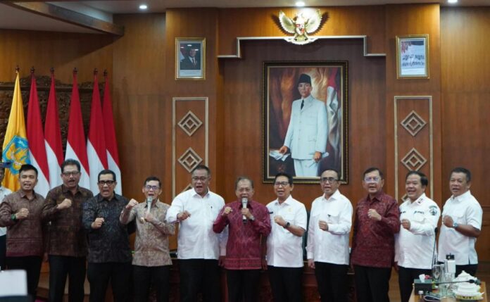 Menteri Lingkungan Hidup RI Mohammad Jumhur Hidayat bersama Gubernur Bali Wayan Koster memimpin deklarasi Gerakan Bali 100 Persen Memilah Sampah