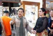 Ny. Putri Koster dan Istri Wamen Transmigrasi RI Perkuat Sinergi UMKM Bali Ketua TP PKK sekaligus Ketua Dekranasda Provinsi Bali, Ny. Putri Koster, menerima kunjungan Istri Wakil Menteri Transmigrasi RI, Ny. Nita Viva Yoga Mauladi, di Art Center Denpasar. Keduanya meninjau stan UMKM dan IKM lokal Bali serta memperkuat sinergi pelestarian budaya dan pengembangan ekonomi kreatif melalui Pesta Kesenian Bali 2026.
