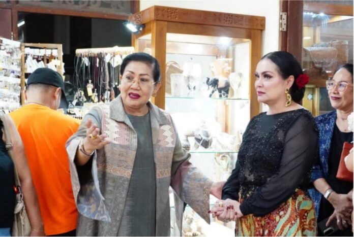 Ketua TP PKK sekaligus Ketua Dekranasda Provinsi Bali, Ny. Putri Koster, menerima kunjungan Istri Wakil Menteri Transmigrasi RI, Ny. Nita Viva Yoga Mauladi, di Art Center Denpasar. Keduanya meninjau stan UMKM dan IKM lokal Bali serta memperkuat sinergi pelestarian budaya dan pengembangan ekonomi kreatif melalui Pesta Kesenian Bali 2026.