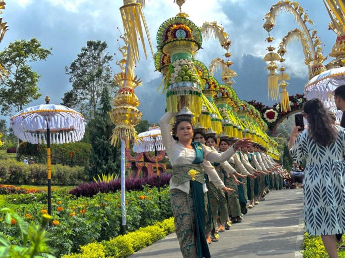 Parade gebogan dan baleganjur dari 20 desa adat tampil di DTW Ulun Danu Beratan dan The Blooms Garden dalam festival budaya yang melibatkan 1.500 seniman muda Bali