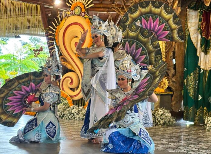 enampilan perdana Tarian Maskot Prabha Ing Ranu pada Parade Gebogan dan Baleganjur di DTW Ulun Danu Beratan