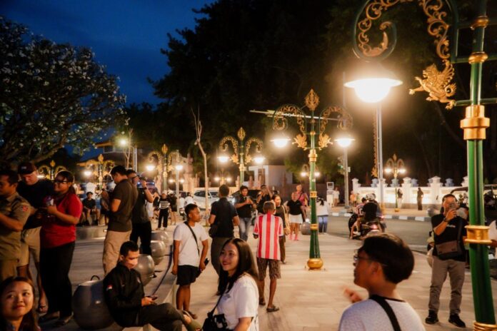Penyalaan perdana 75 lampu trotoar di kawasan Titik Nol Kota Singaraja